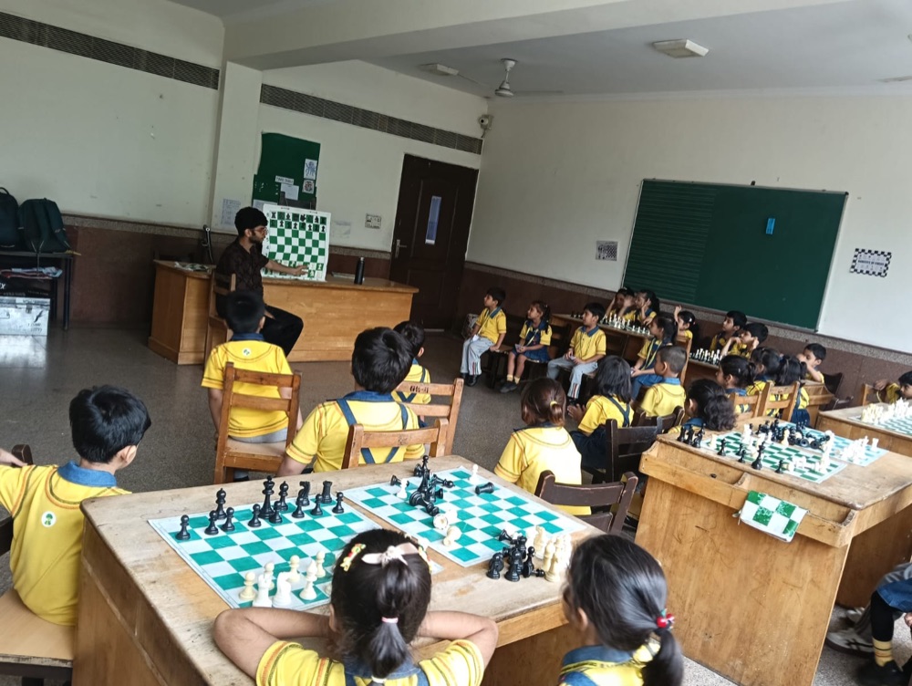 Young students taking part in a live chess class